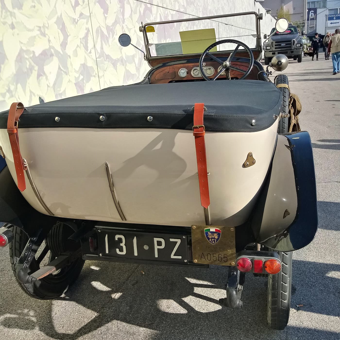 Auto d’epoca vista da dietro con la targa nera 131·PZ